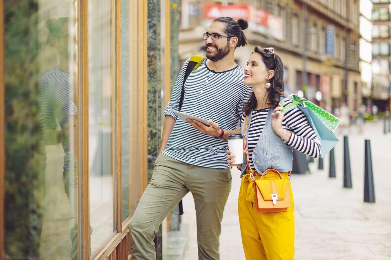 Ein Pärchen schlendert gemeinsam durch die Straßen und stöbert in den Schaufenstern.